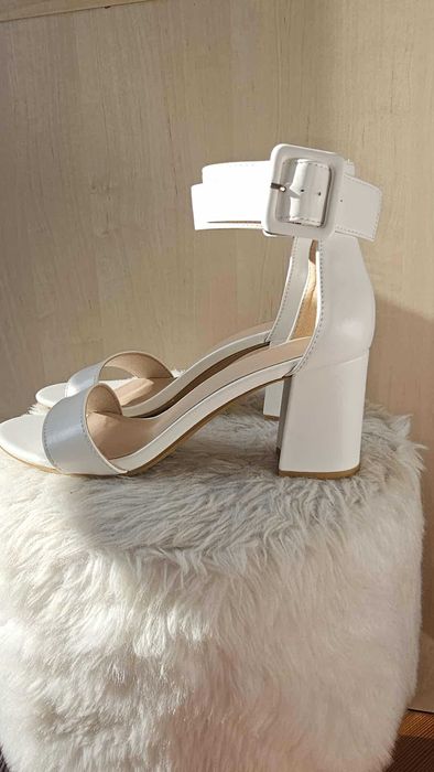 Białe sandały na słupku wesele