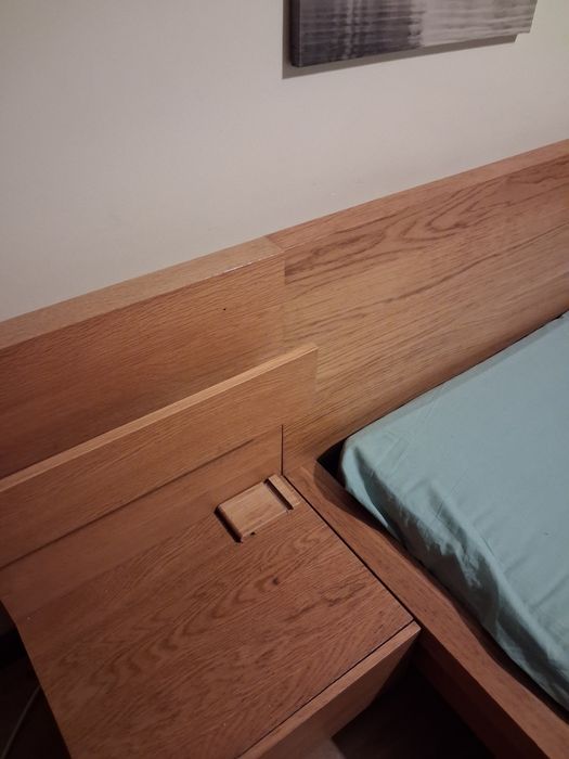 Cama casal em madeira com mesas de cabeceira