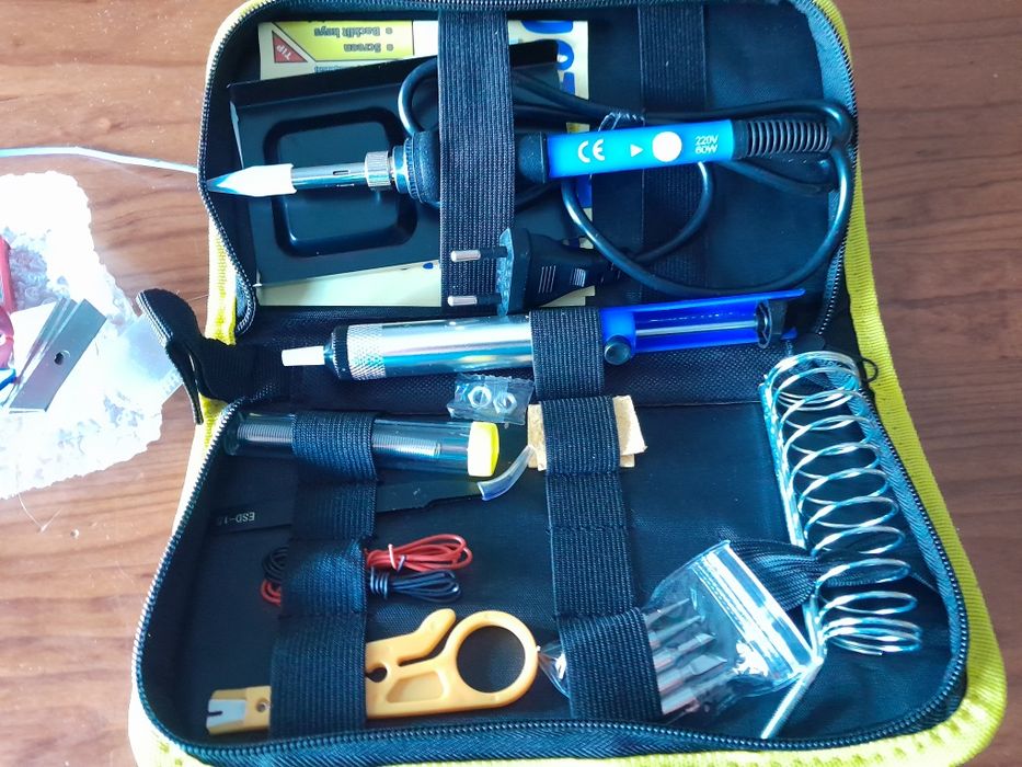 Ferramentas . Ferro de soldar novo. Descarnador de cabos novo