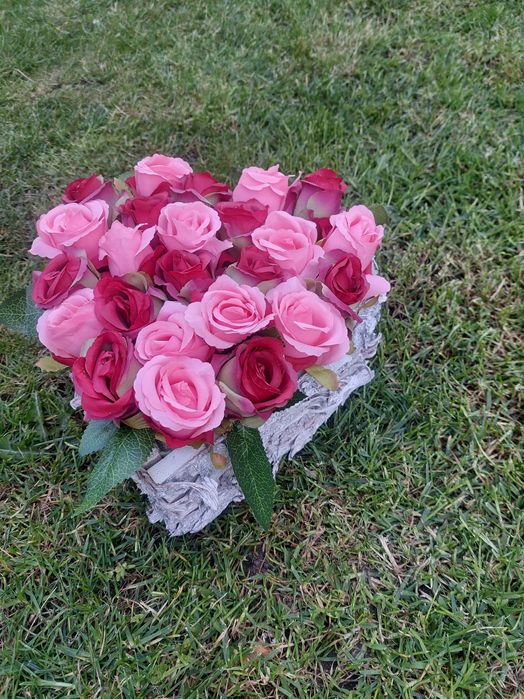 Serce stroik na grób cmentarz sztuczne kwiaty kompozycja