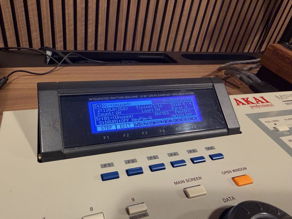 Vendo Akai MPC 2000XL em perfeito estado