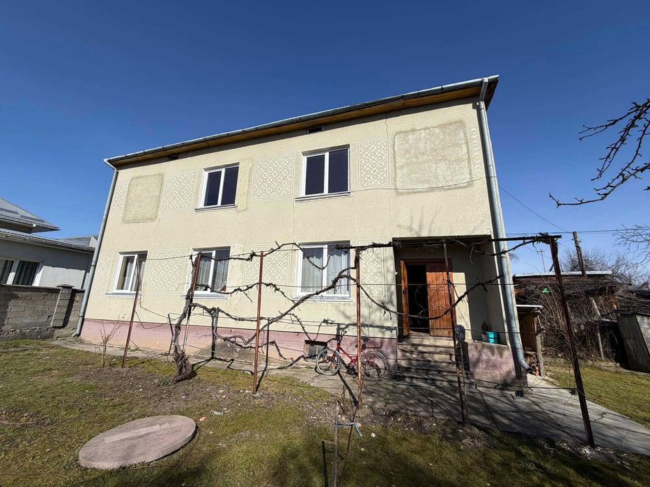 Продаж двоповерхового будинку із земельною ділянкою у м. Самбір!
