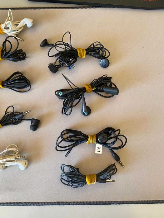 Lote de 13 auriculares com fio (3.5mm/Micro-USB/Sony Ericsson)