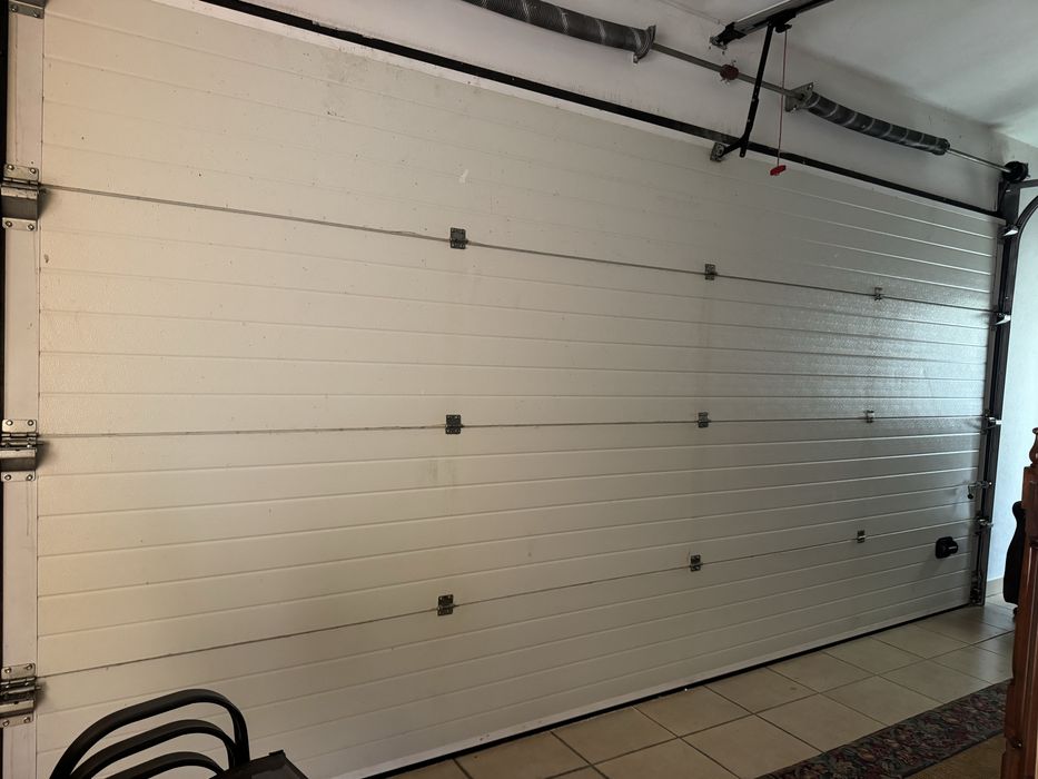 Portão seccionado  de GARAGEM com cerca de 4,50 m x 2,40 m – COMPLETO