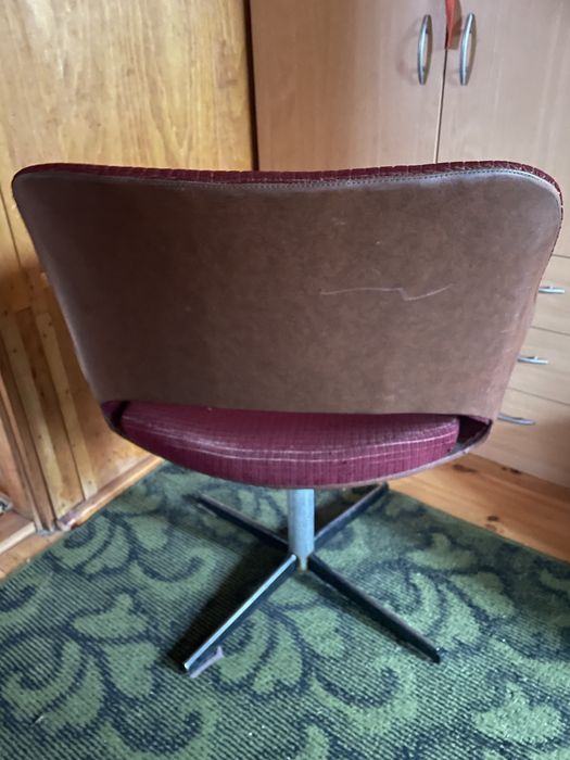 Krzesło drewniane PRL vintage retro antyk czerwone krzesła obrotowe