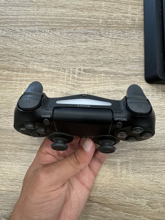 Playstation 4 slim + comando + jogos