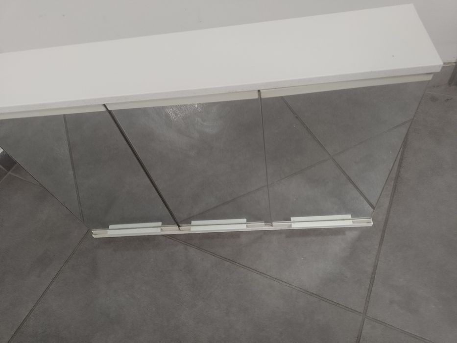 Sprzedam szafkę łazienkową.