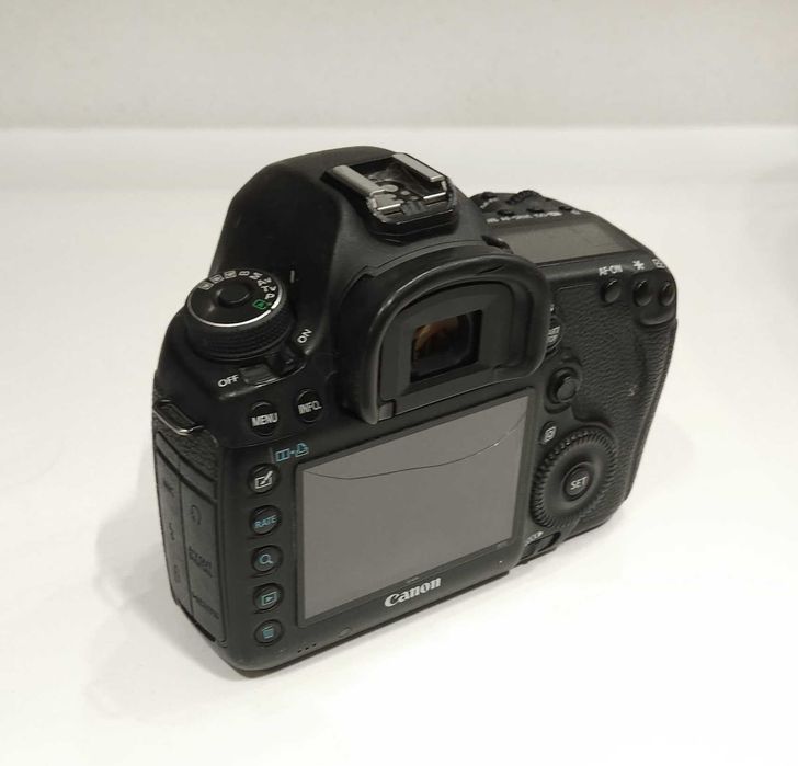 Body Canon EOS 5D Mark III + akumulatory ładowarka karty pamięci pasek