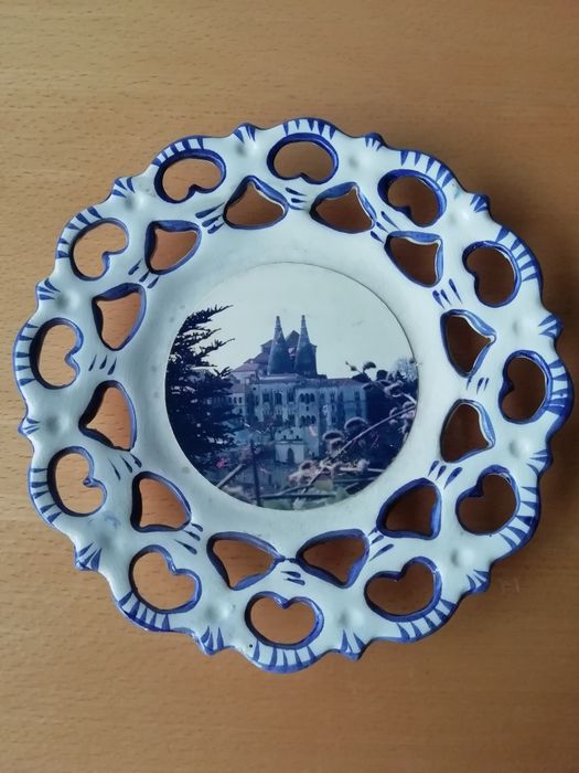 Conjunto de pratos em faiança portuguesa.
