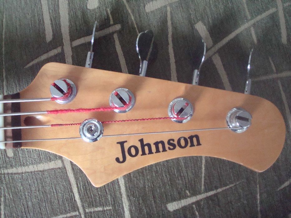 Продам бас гитару Jazz Bass