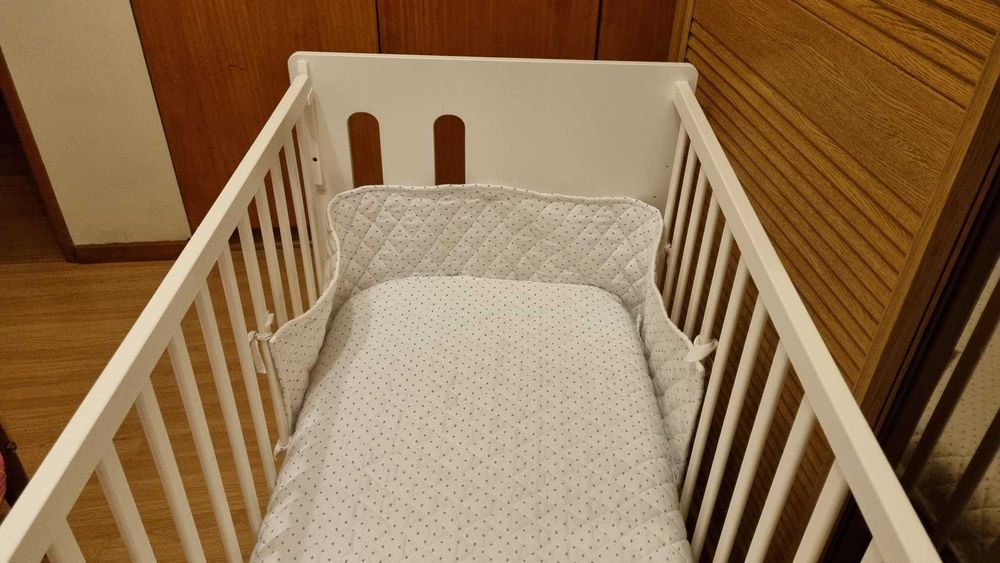 Cama de grades e fraldário