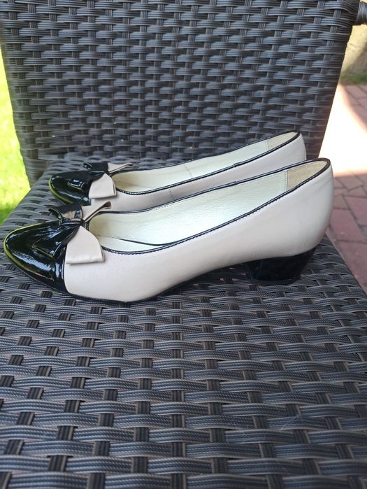 Skórzane beżowo-czarne buty, rozmiar 39