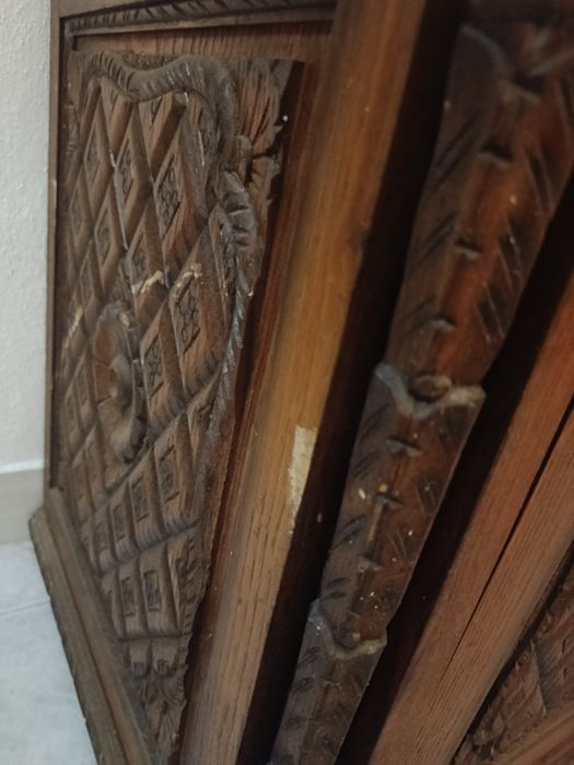 Móvel Antigo em Madeira Maciça com Portas de Vidro — Bom Estado