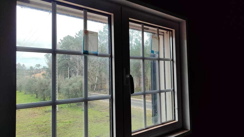 Janelas em alumínio lacado, com vidro duplo e oscilobatente
