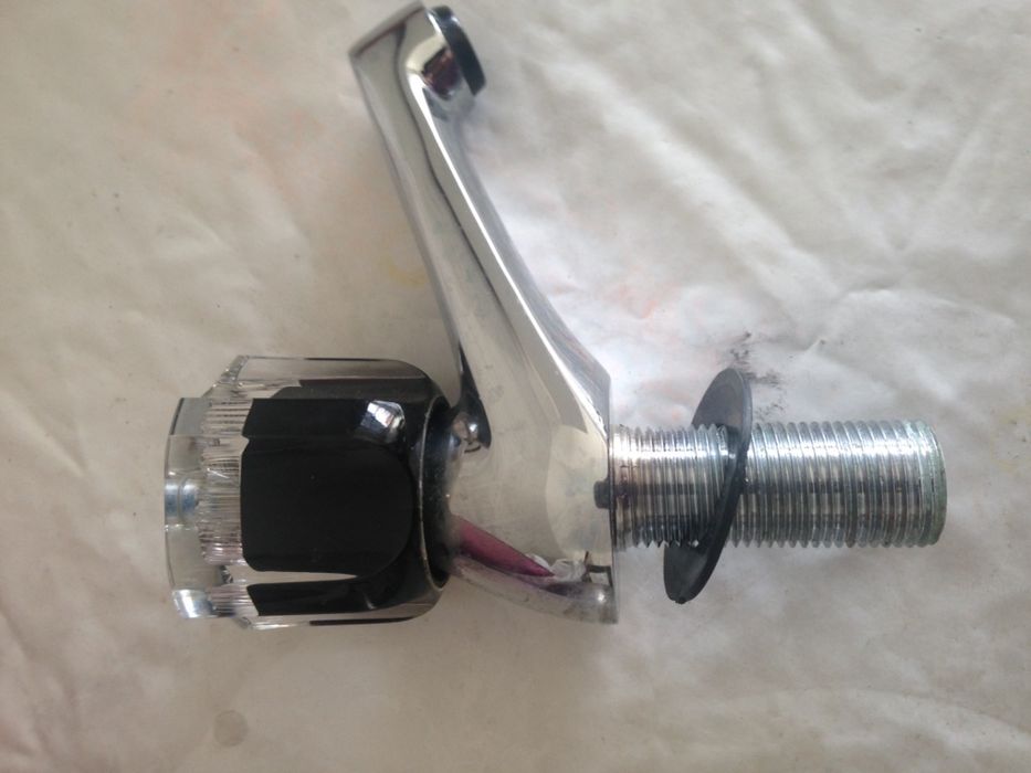 Torneira WC nova com alguns acessórios incluídas