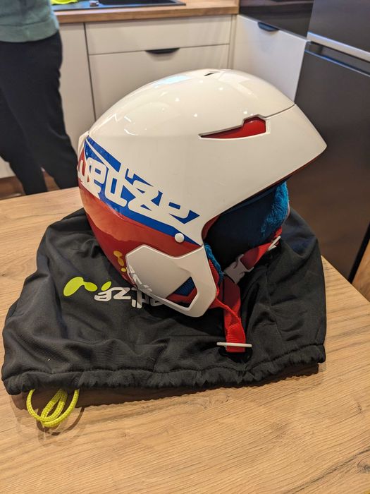 Narciarskie buty, kijki, kaski, gogle oraz ubrania