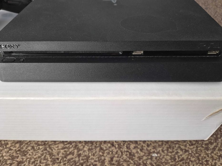 Playstation 4 slim 1TB z padem + 3 gry