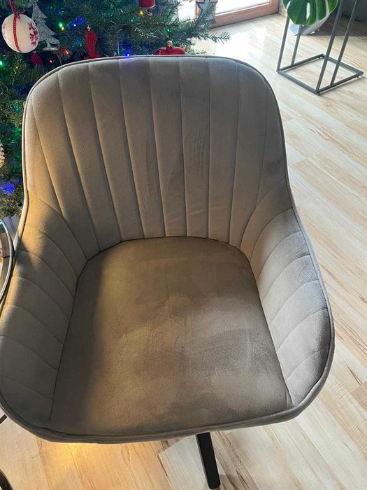 Fotel, stolik i lampka