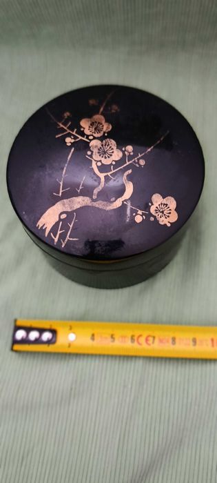 Caixa lacada japonesa com bases, peças antigas