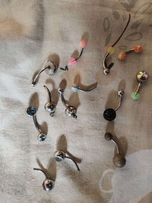 Pulseiras ou piercings ou anel