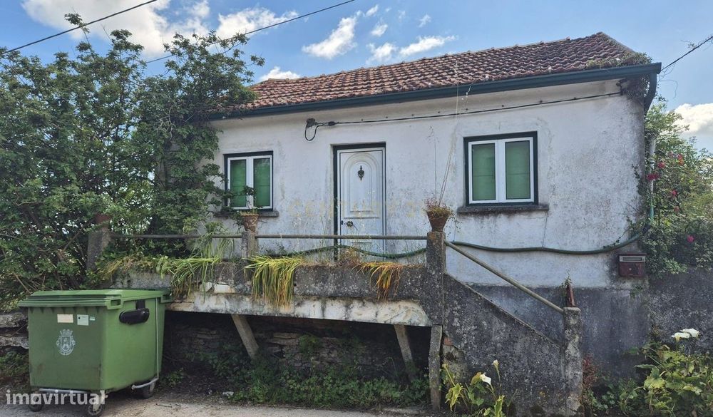 Moradia T2 para recuperar no centro da aldeia de Vale Centeio – Pombal