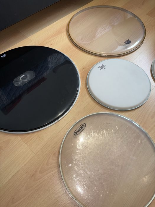 Várias peles de bateria Evans, Remo e Sonor novas e usadas
