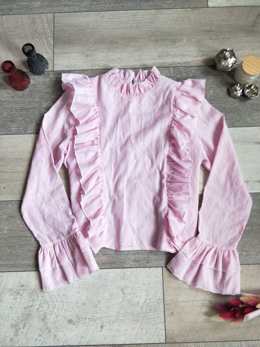 Розовая блузка с рюшами