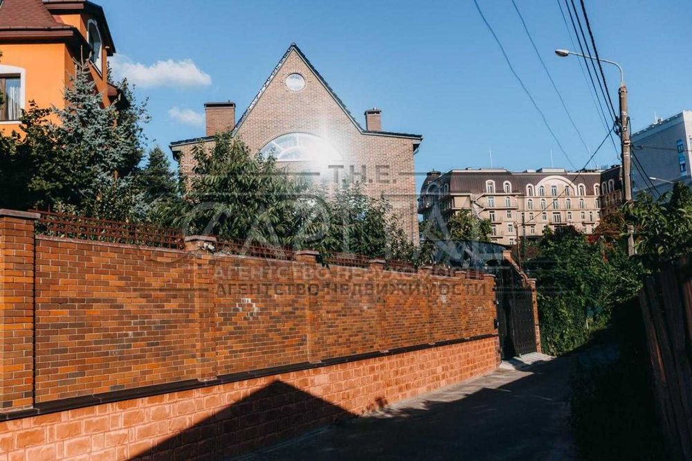 Оренда будинку в центрі міста з басейном!