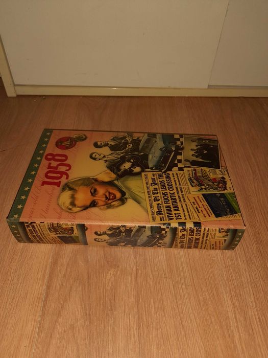 Caixa Livro em madeira e tela pintada ano 1958 arrumação/decorativo