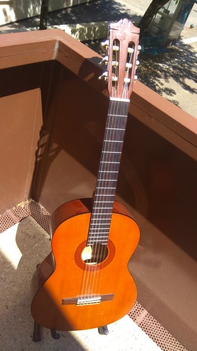 Violão YAMAHA boas madeiras