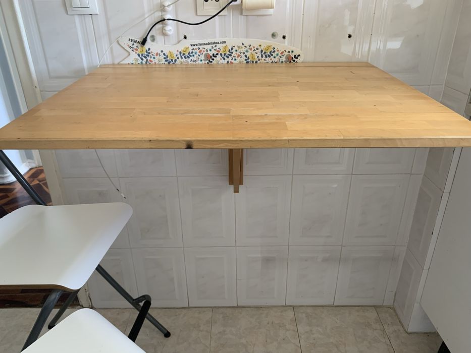 Conjunto de mesa de parede com 2 cadeiras altas