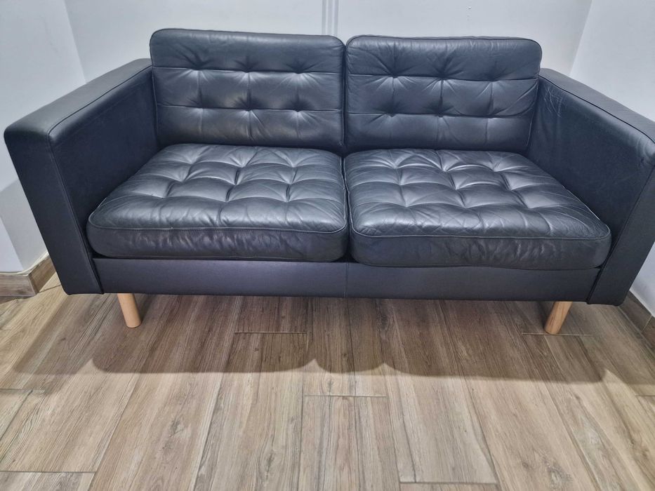 Sofá IKEA LANDSKRONA 2 Lugares (Pele Preta / Pés em Madeira) – Excelente Estado