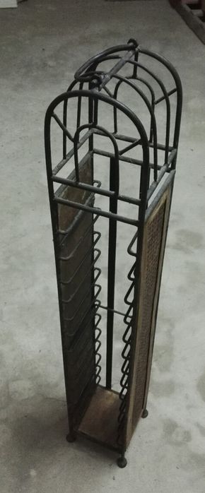 Porta CDs artesanal em metal, madeira e vime.