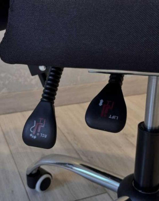 Офісні крісла з масажером та підставкою для ніг еко шкіра тканина