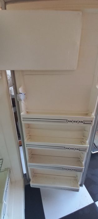 Холодильник 1500 грн.