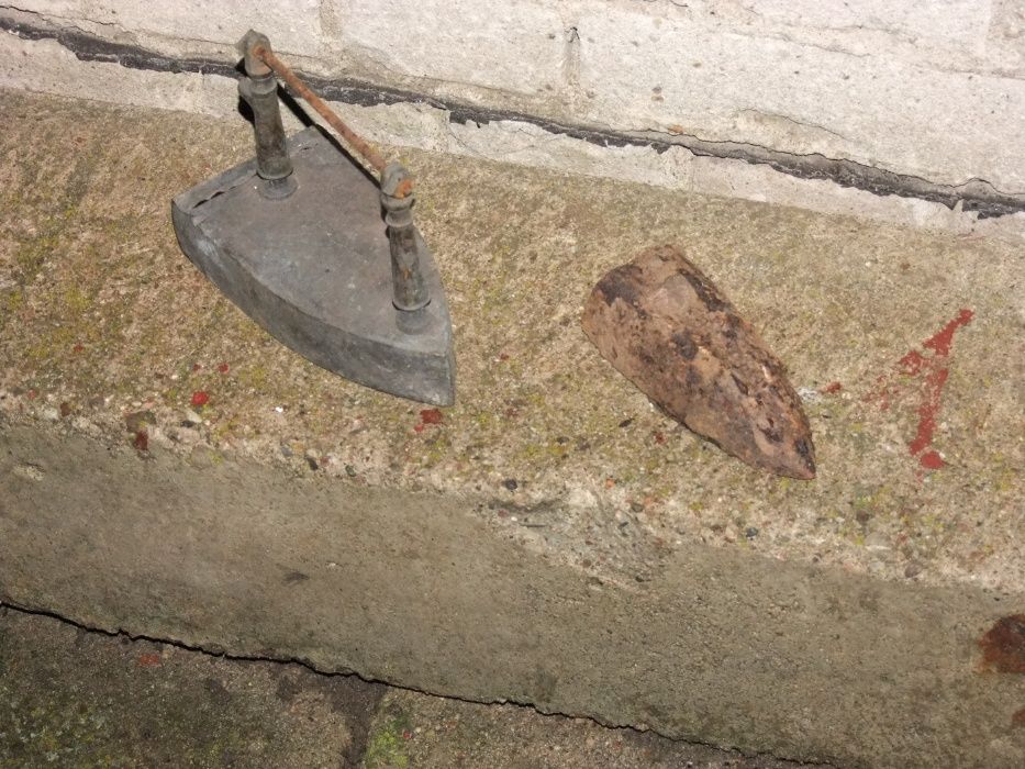 Stare mosiężne żelazko na duszę