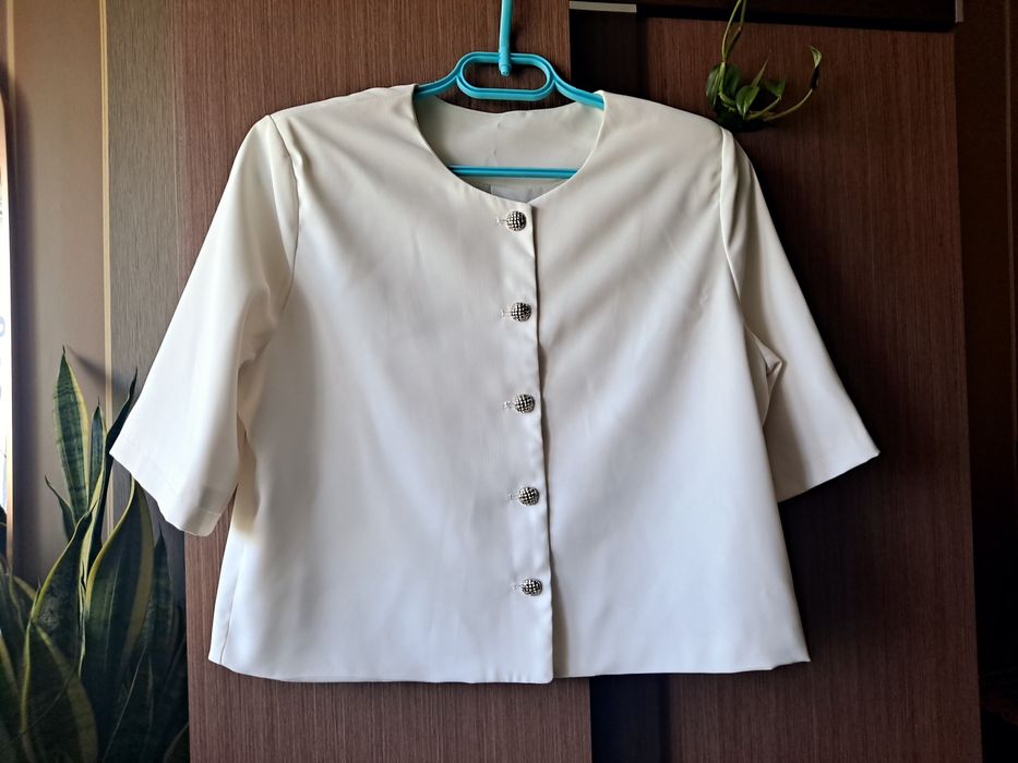 Biały żakiet damski