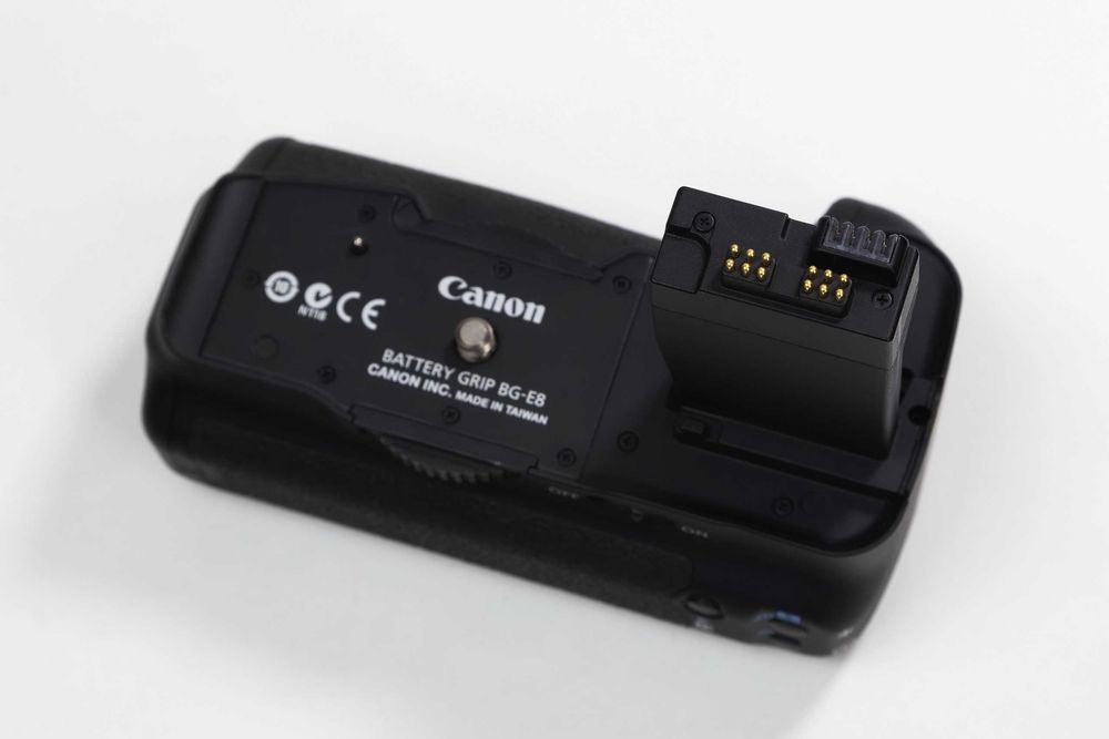 Бустер Canon BG-E8 оригінал 550D-700D (батарейний блок)