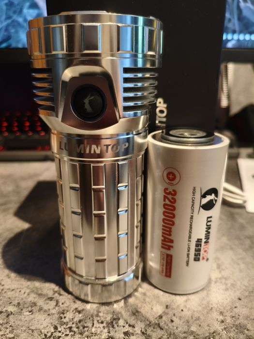 Latarka Lumintop Mach 4695 z dużym akumulatorem