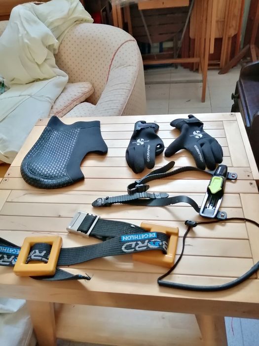 Botas e acessórios de mergulho.