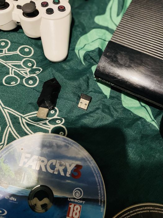 Ps3 slim z 2 padami calym okablowaniem +5 gier