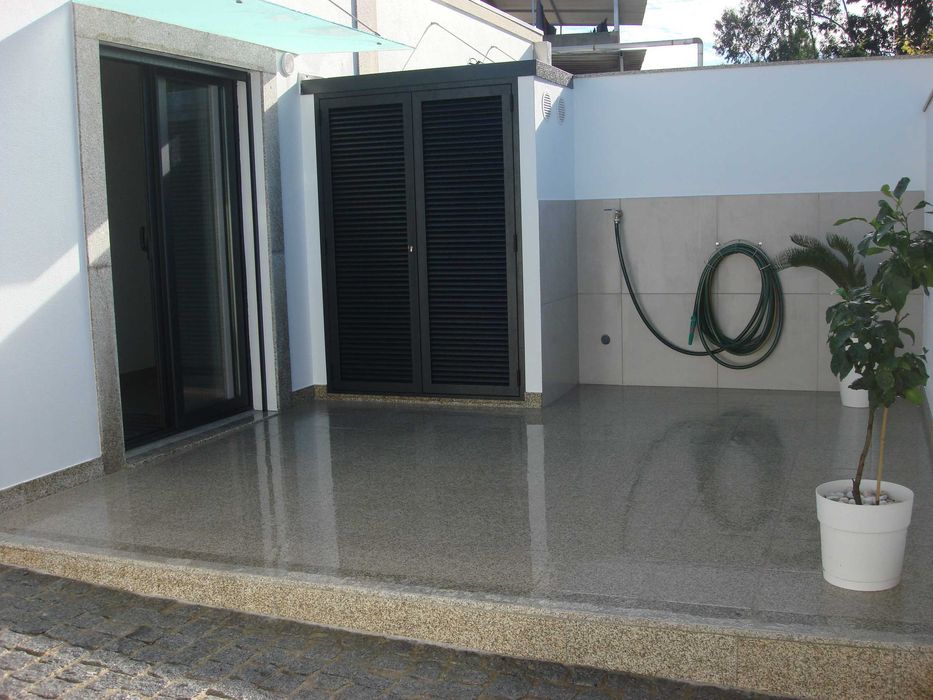 Moradia Nova T1 R/C, com Pátio e Estacionamento para 2 Carros. A 5km da A.Estrada A3 saída/entrada Cruz.