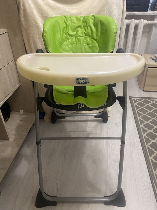 Дитячий столик для годування Chicco.