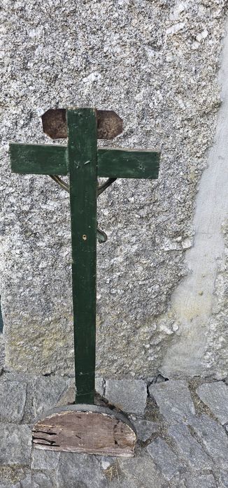 Crucifixo em madeira e bronze