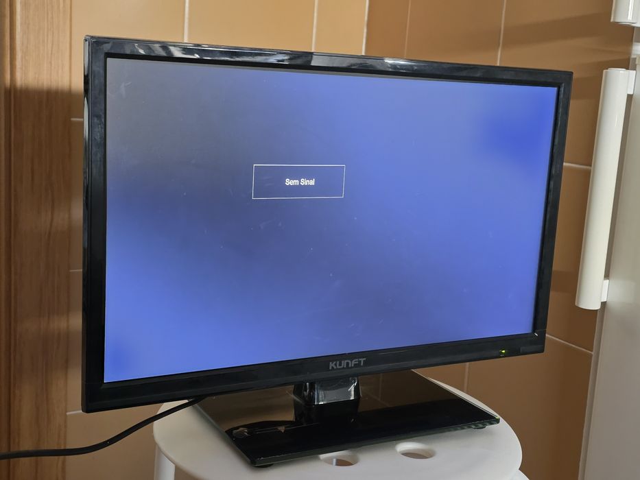 Televisão LED Kunft 19" (Como Nova, com Caixa)