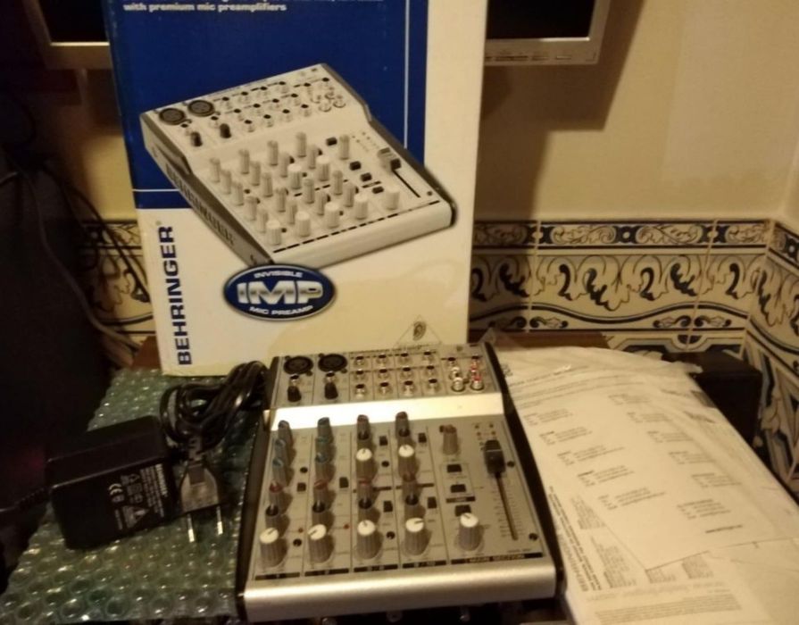 Mesa de mistura Behringer mod UB 1002