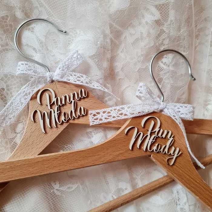 Komplet Wieszaków Ślubnych – Pan Młody & Panna Młoda Biała Wstążka