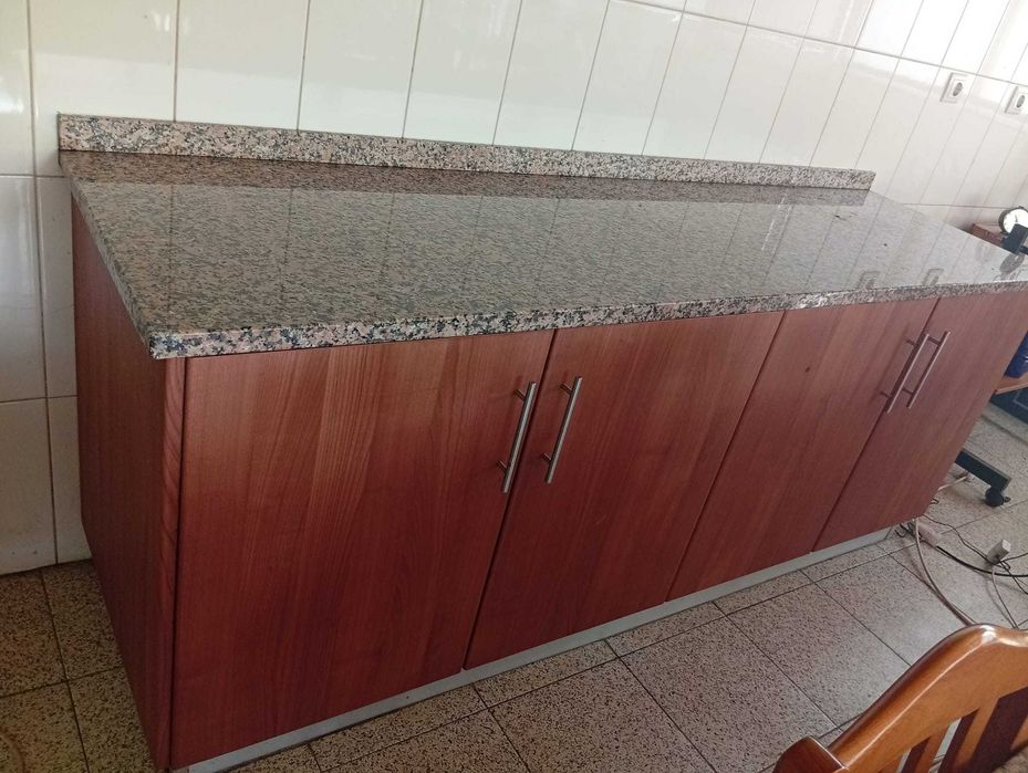 Conjunto de móveis de cozinha em granito