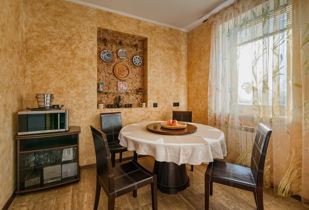 Дизайнерский дом с бассейном  посуточно . Красивый сад с озером, сауна