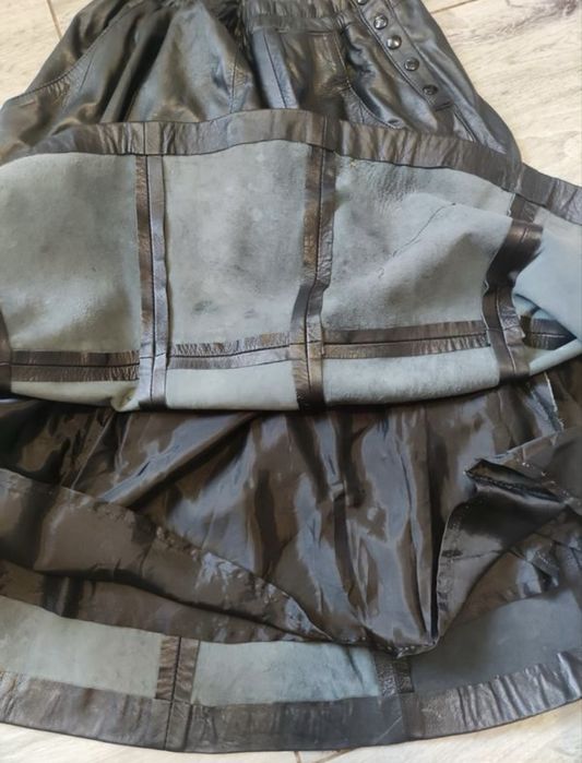 Шкіряна спідниця міді